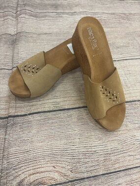 😍 Suede Tan Open-Toe Wedge Slides